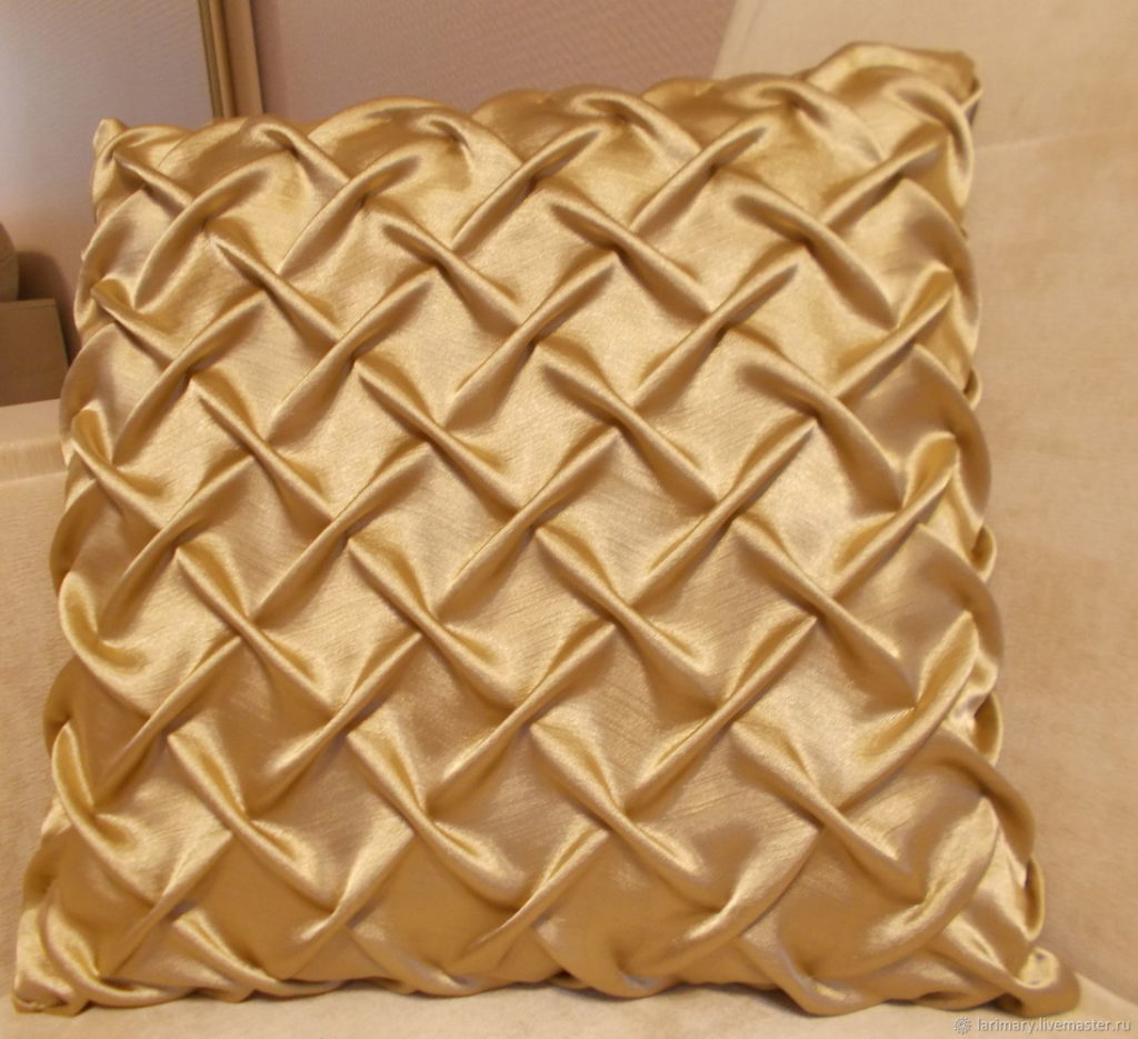 Декоративная подушка со складками буфы